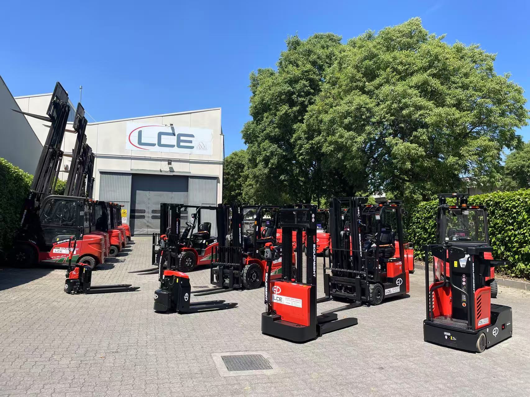 Sede LCE con carrelli elevatori esposti